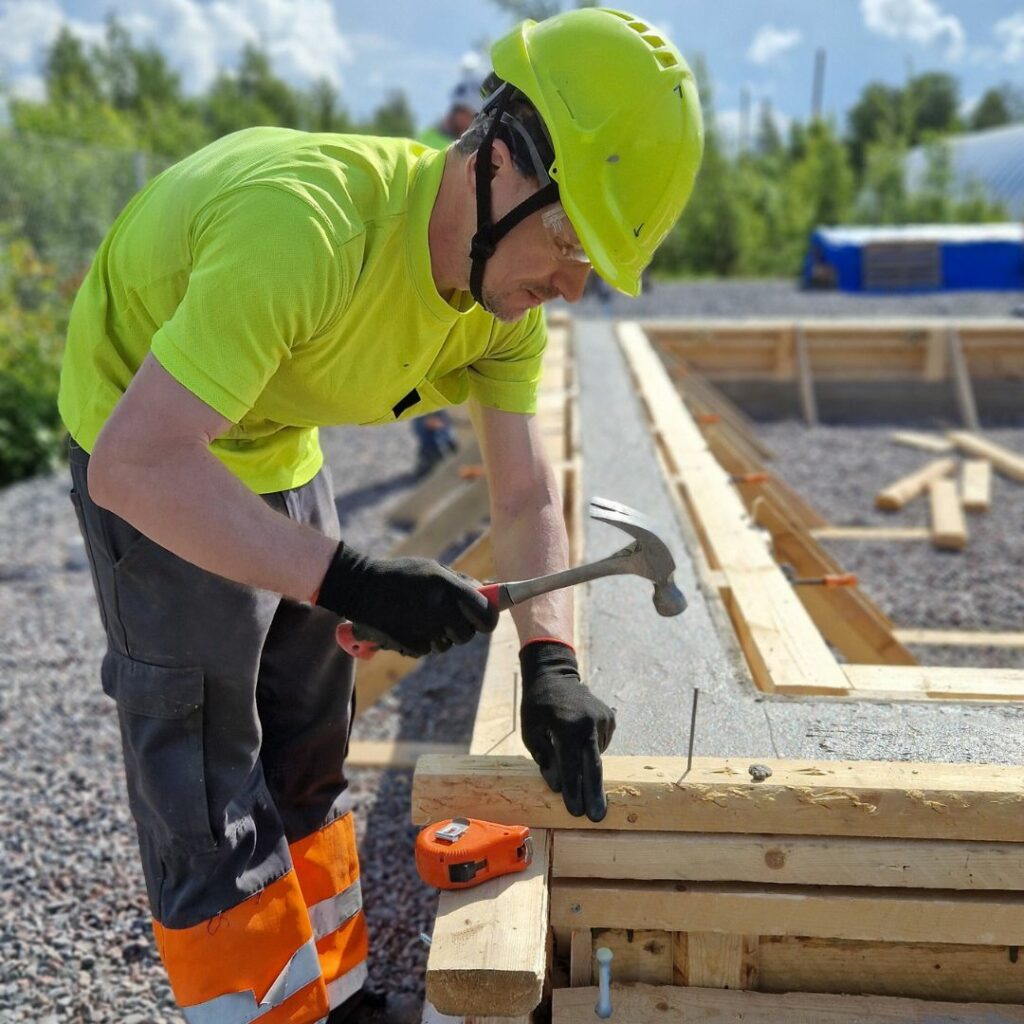 Rakennusalan perustutkinto-opiskelija Victor naulaamassa.