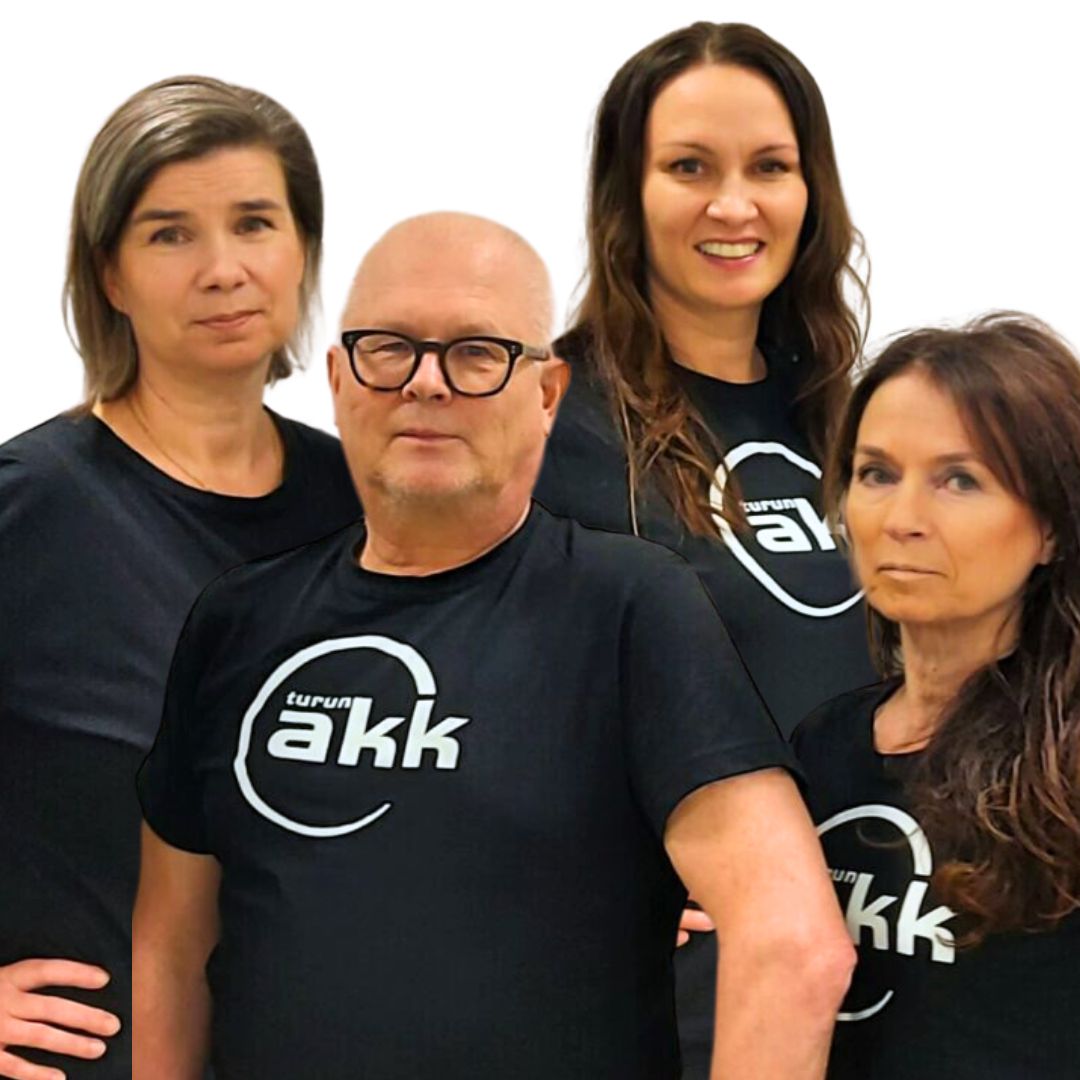 Kuvassa neljä opinto-ohjaajaa. Edessä Miikka Snellman ja Mia Ranne. Taempana Mia-Maria Jokinen ja Hannele Haapoja. Kaikilla yllään t-paita, jossa Turun AKK:n logo rinnuksissa.